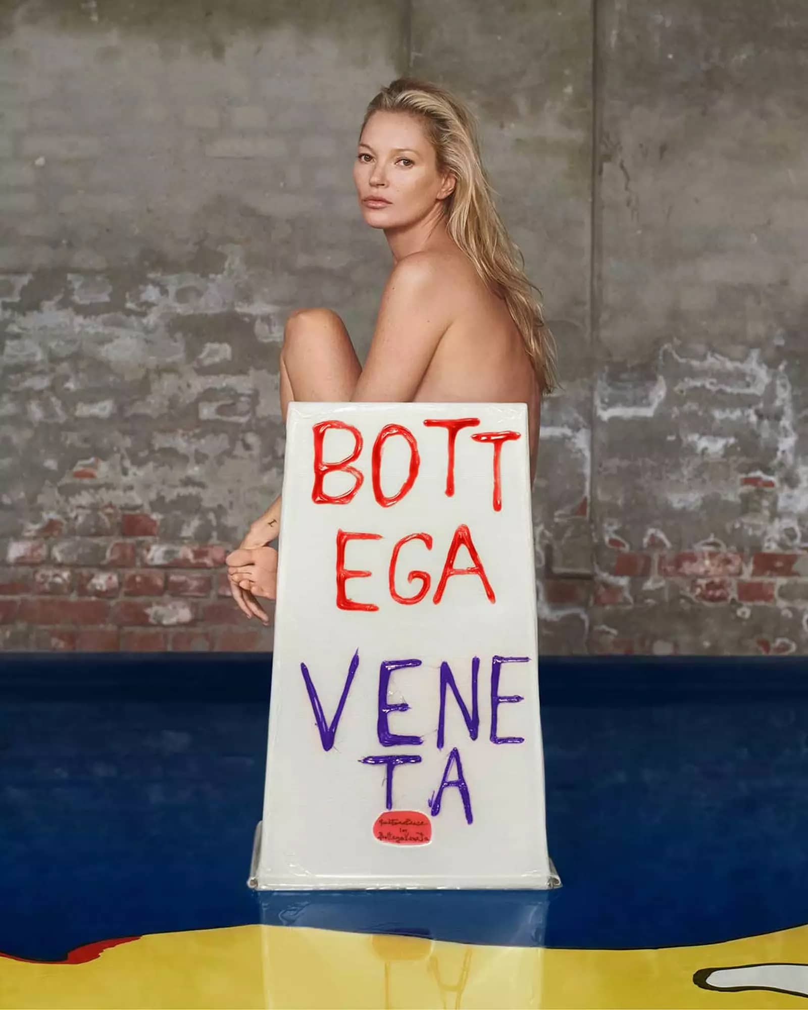 Kate Moss Bottega Veneta Gaetano Pesce sedia