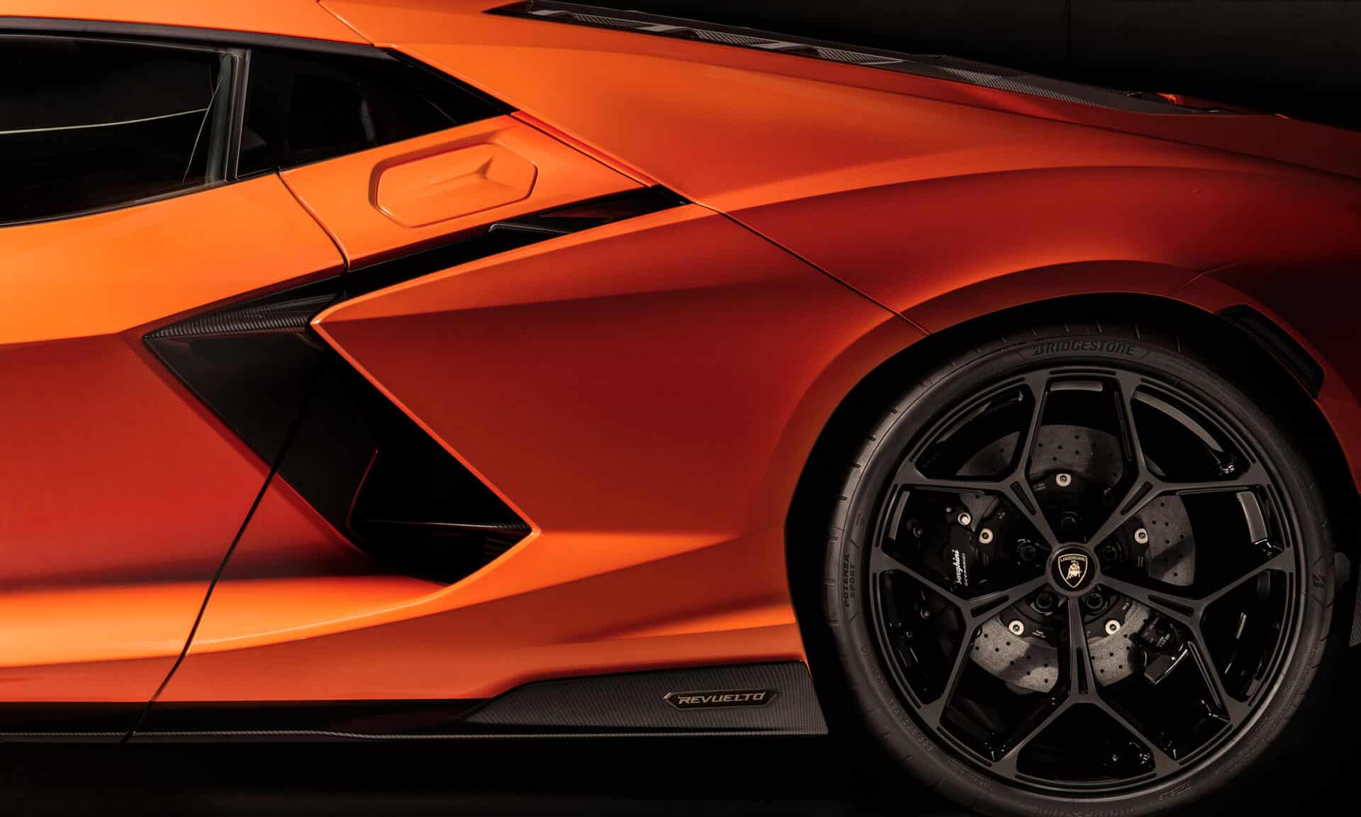 Lamborghini Revuelto plug-in ibrida 2023