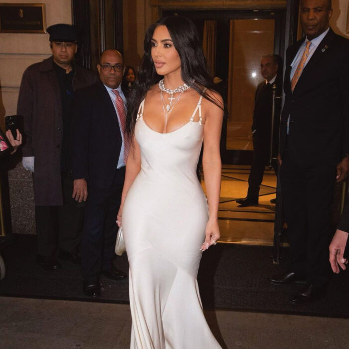 Kim Kardashian No Bra movimento trend