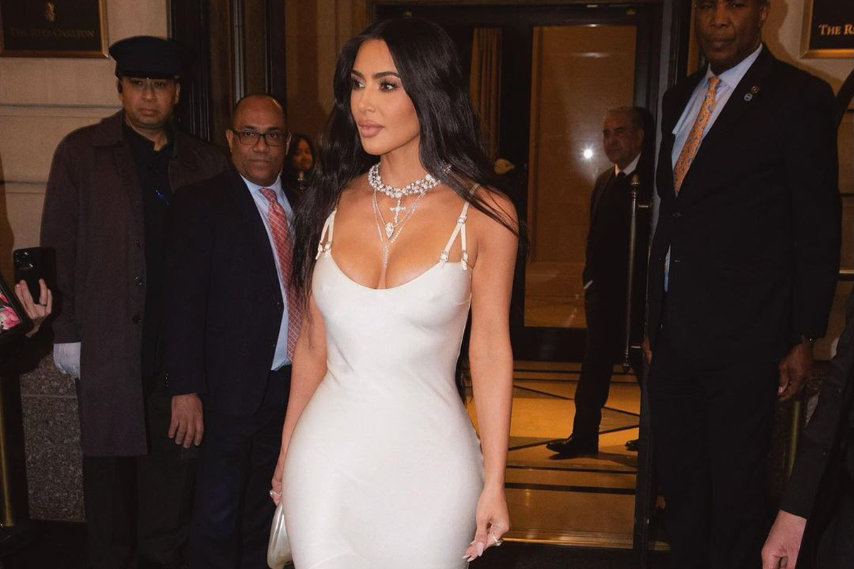 Kim Kardashian No Bra movimento trend