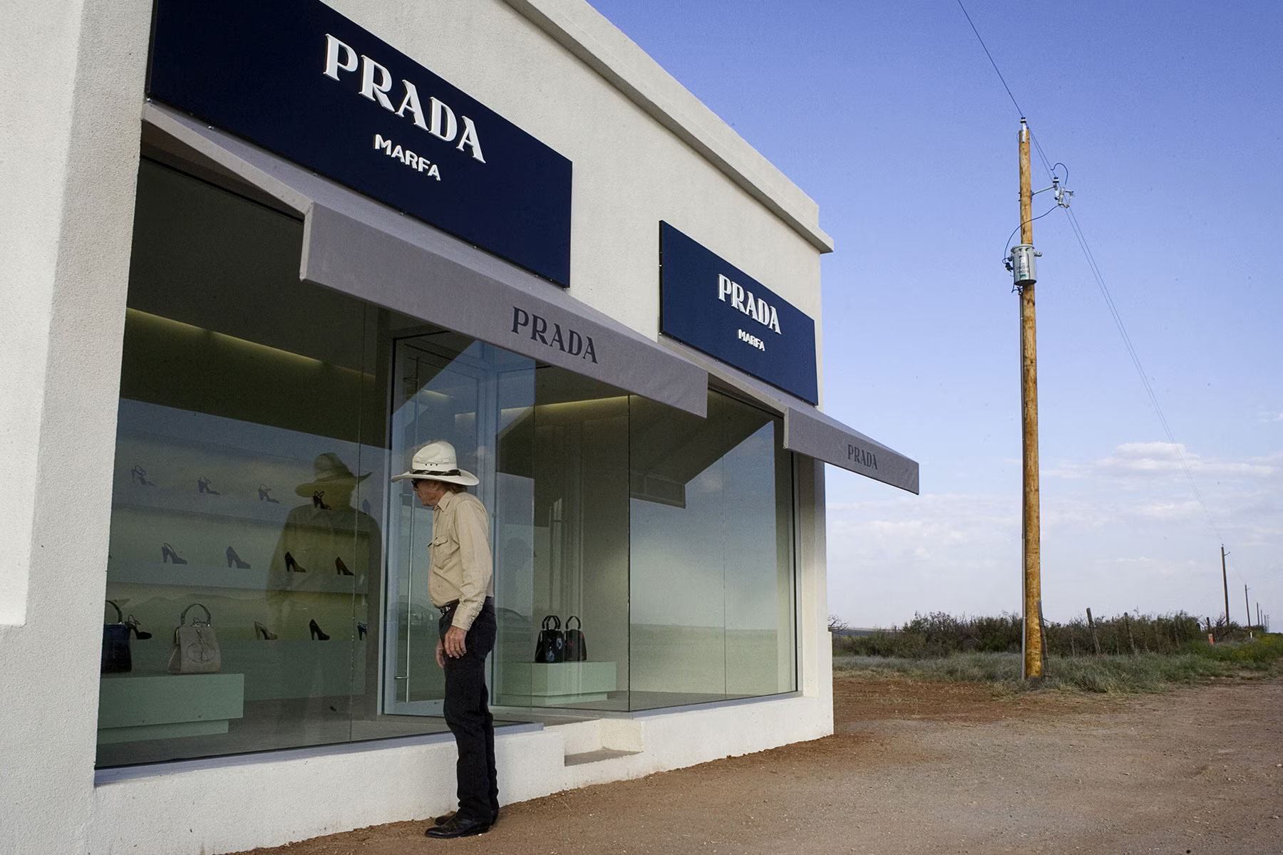 Prada Marfa store Texas storia cos