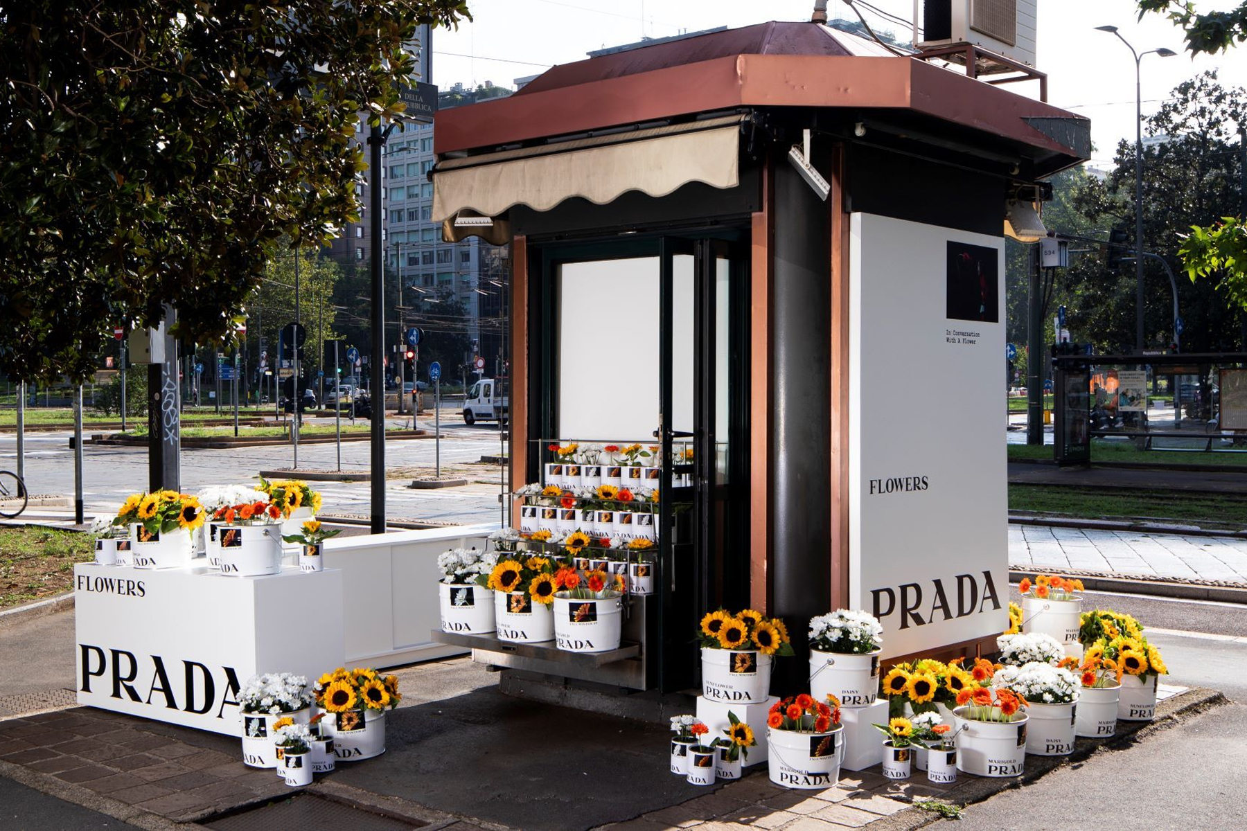 Prada chiosco fiori Milano regalo
