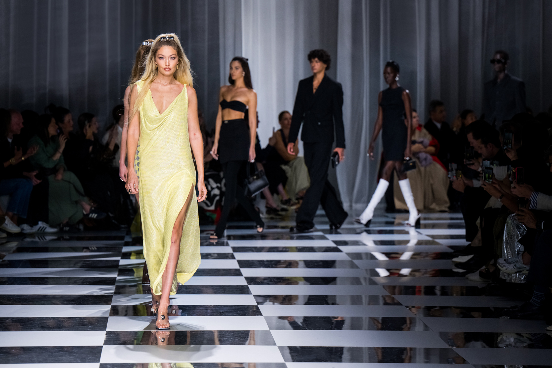 Versace Gigi Hadid SS24 Vestiti Capi dopo sfilate