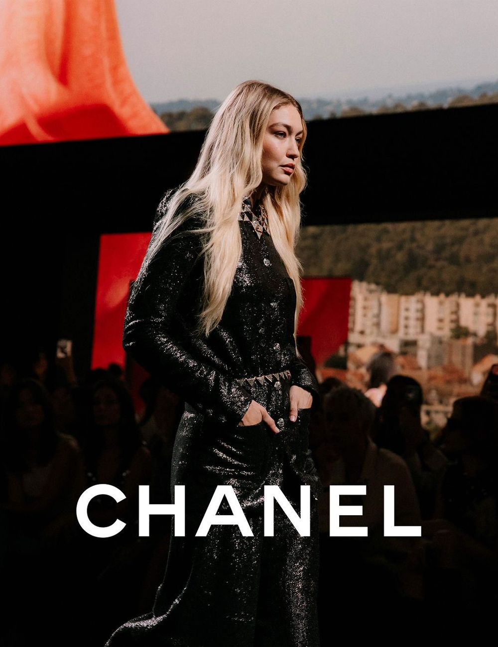 Gigi Hadid Chanel Instagram logo scritta su foto