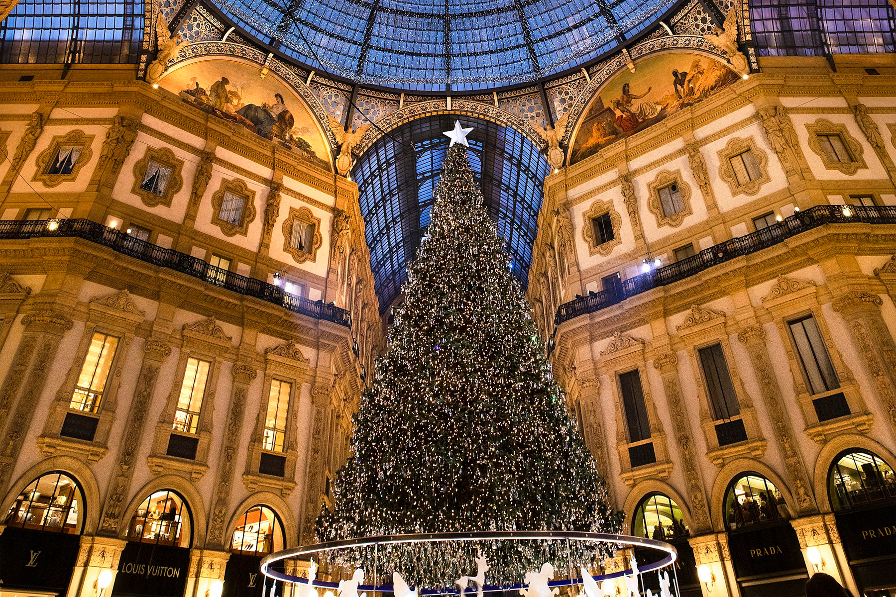 Milano Galleria Vittorio Emanuele II Gen Z Millennials shopping lusso