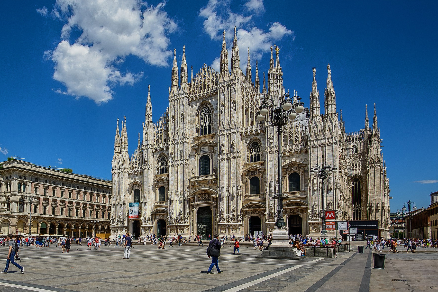 Zegna Aiuole Piazza Duomo Milano