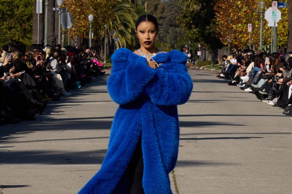 Balenciaga Pre-Fall 24 Los Angeles sfilata Cardi B