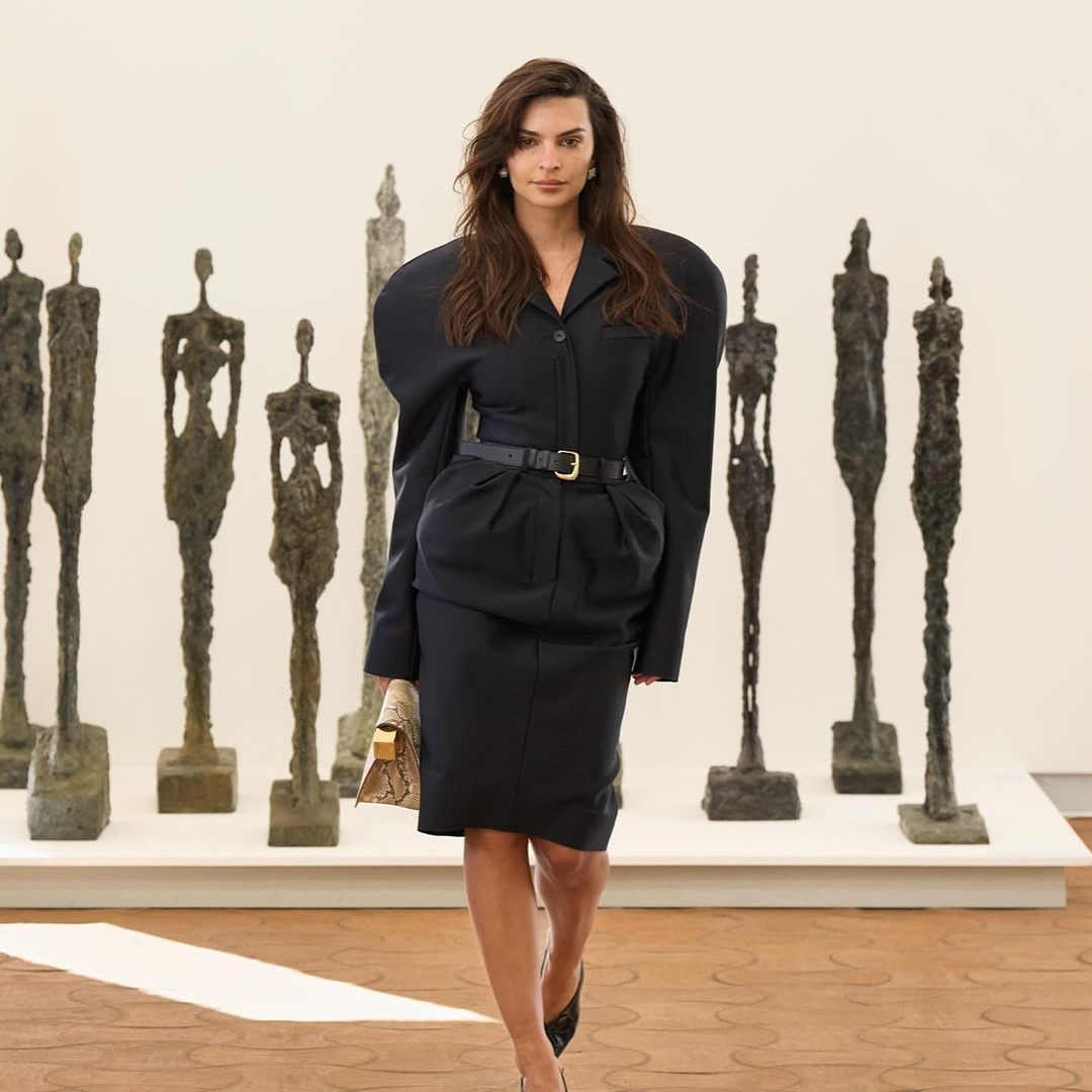 Emily Ratajkowski Jacquemus LES SCULPTURES 2024 sfilata