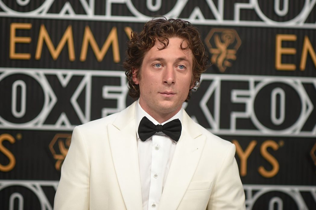 Jeremy Allen White Giorgio Armani 2024 red carpet