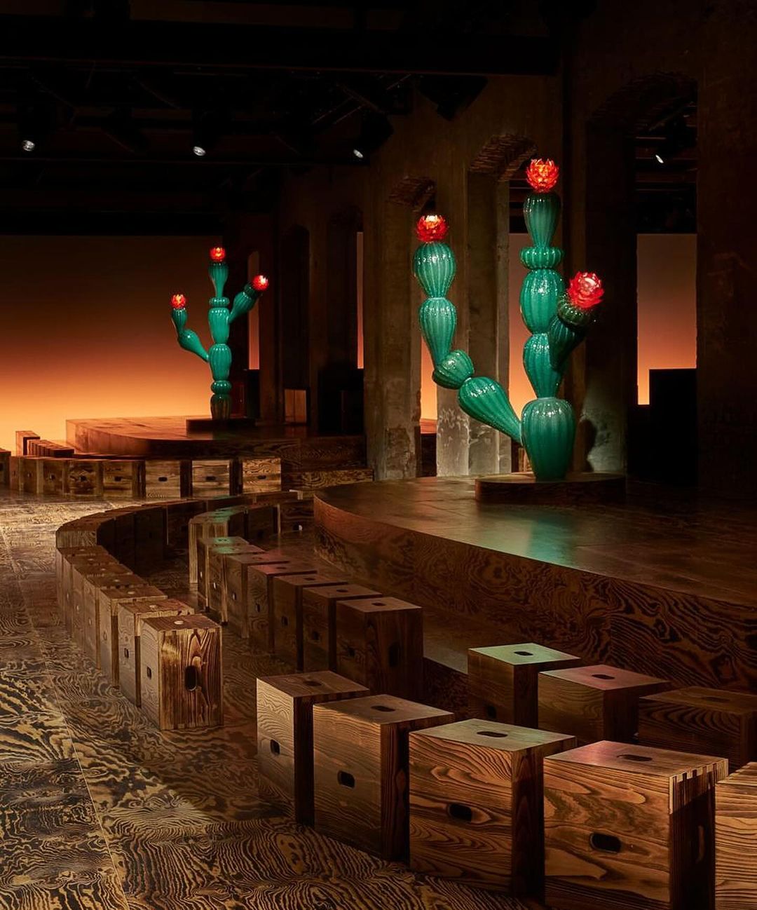 Bottega Veneta sfilata FW24 set design Cassina Le Corbusier LC14 Tabouret Cabanon MFW