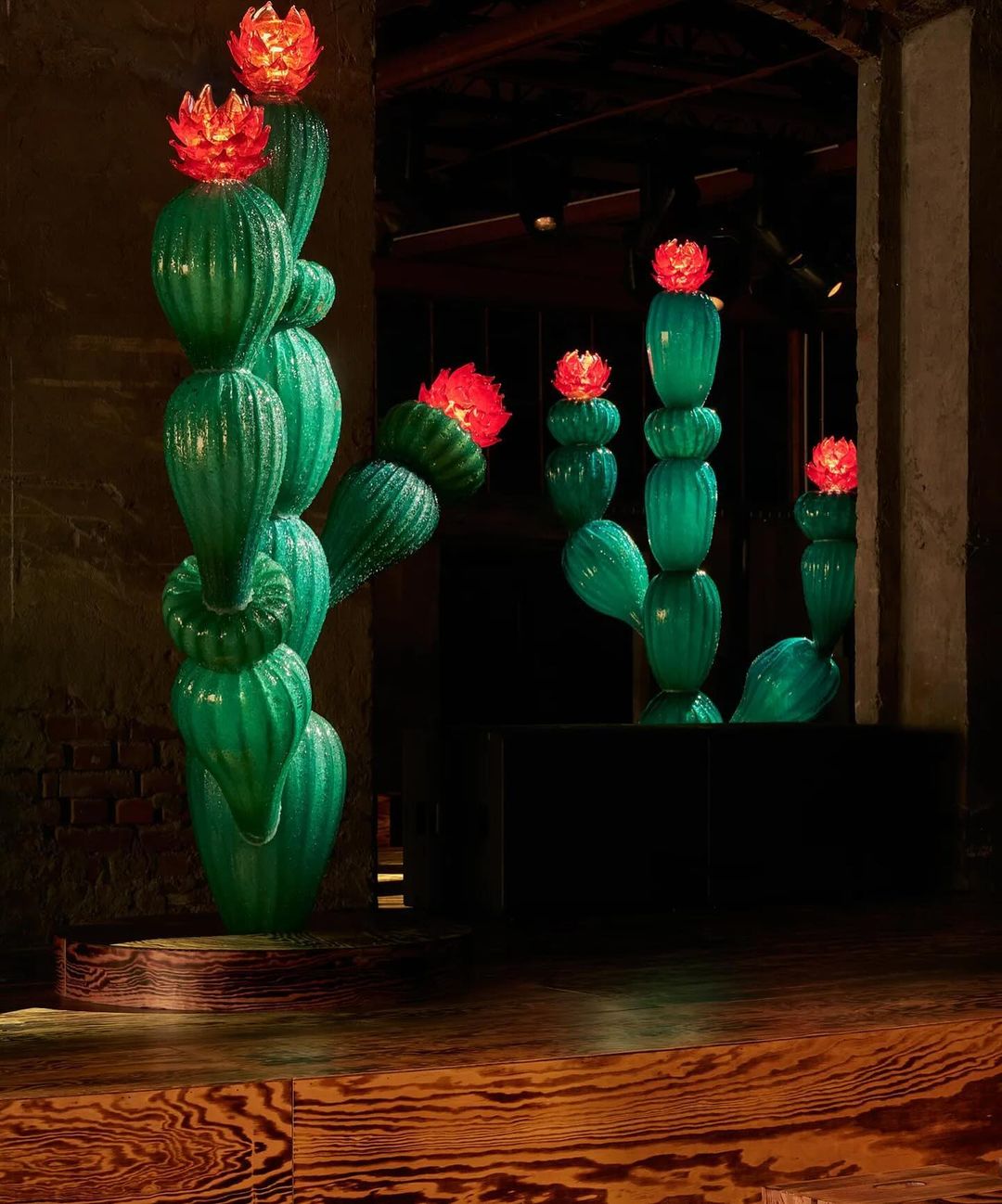 Bottega Veneta sfilata FW24 set design Cassina Le Corbusier LC14 Tabouret Cabanon MFW