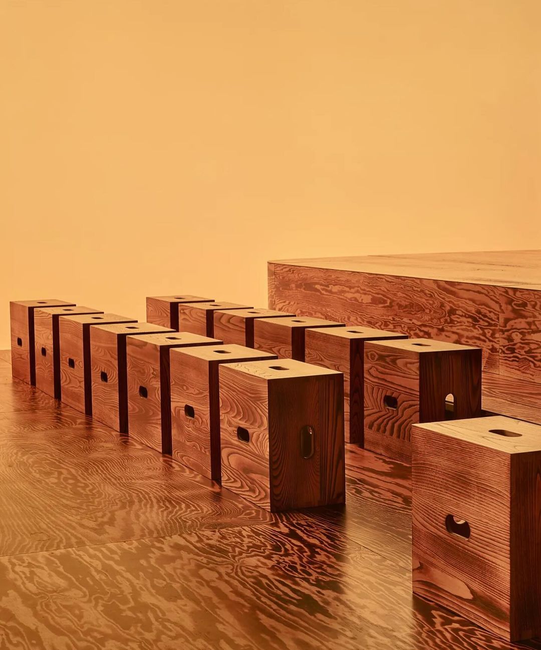 Bottega Veneta sfilata FW24 set design Cassina Le Corbusier LC14 Tabouret Cabanon MFW