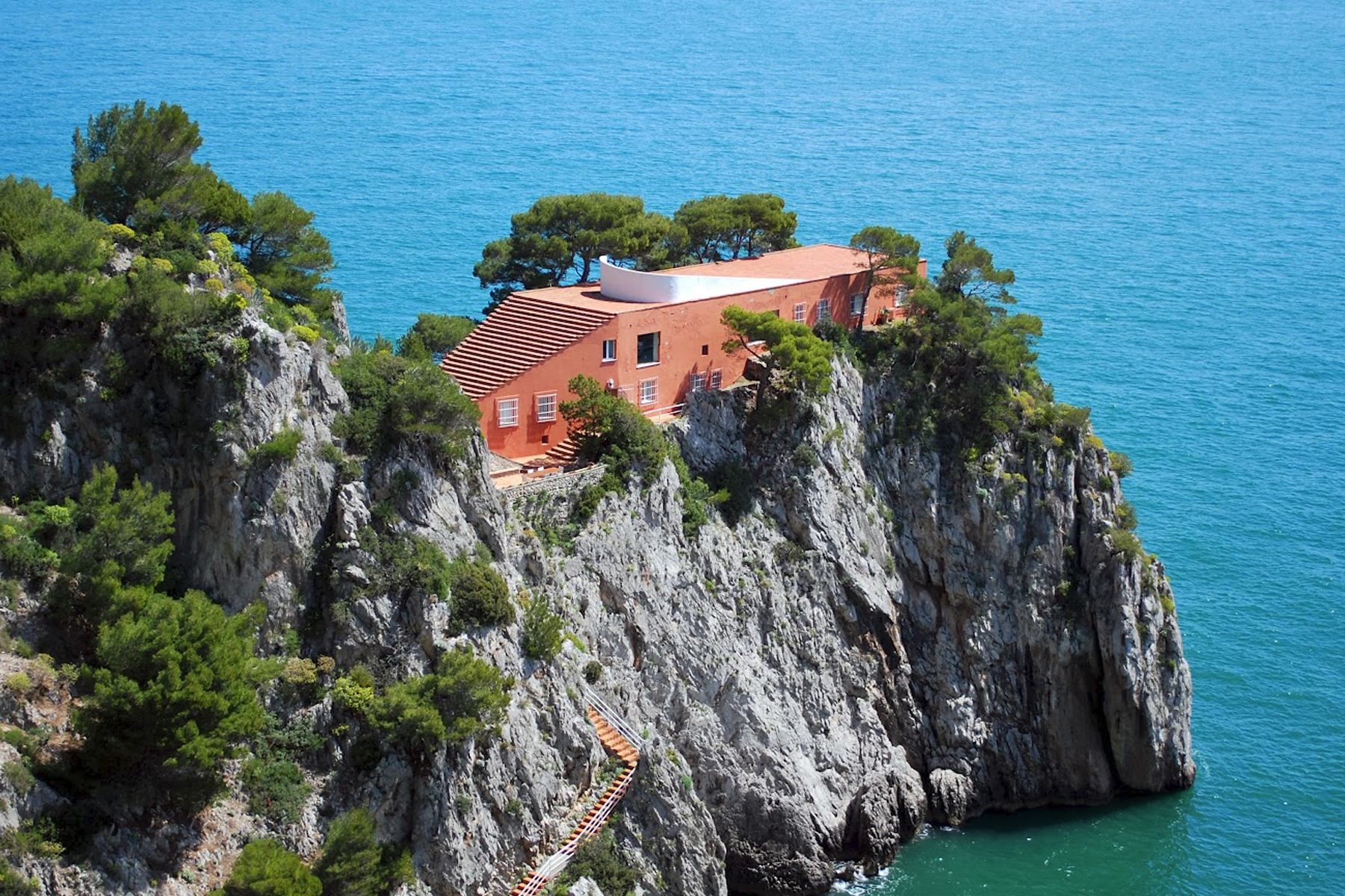 Jacquemus sfilata Italia isola Capri Casa Malaparte