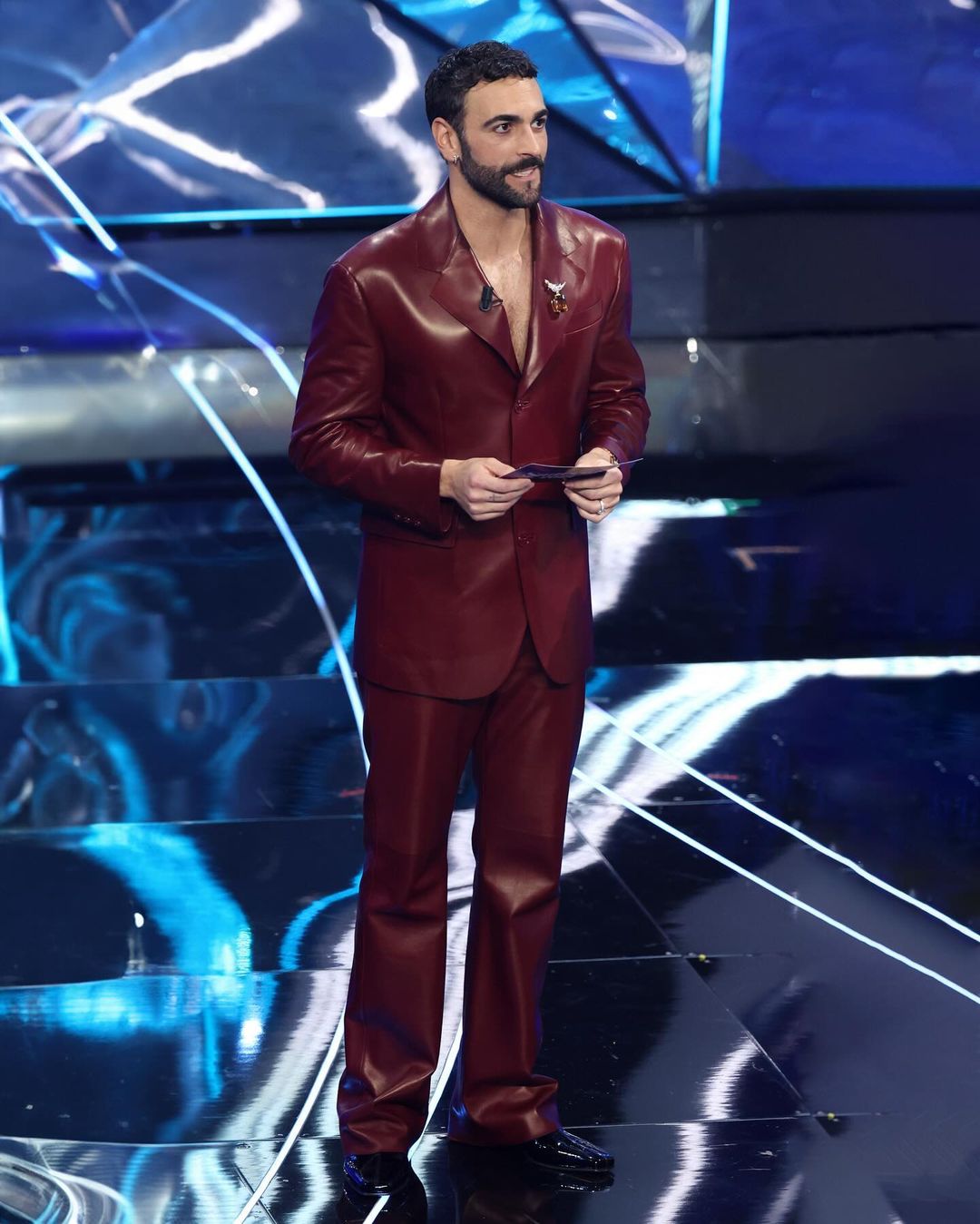 Marco Mengoni Versace pelle Burgundy Sanremo 2024 prima serata