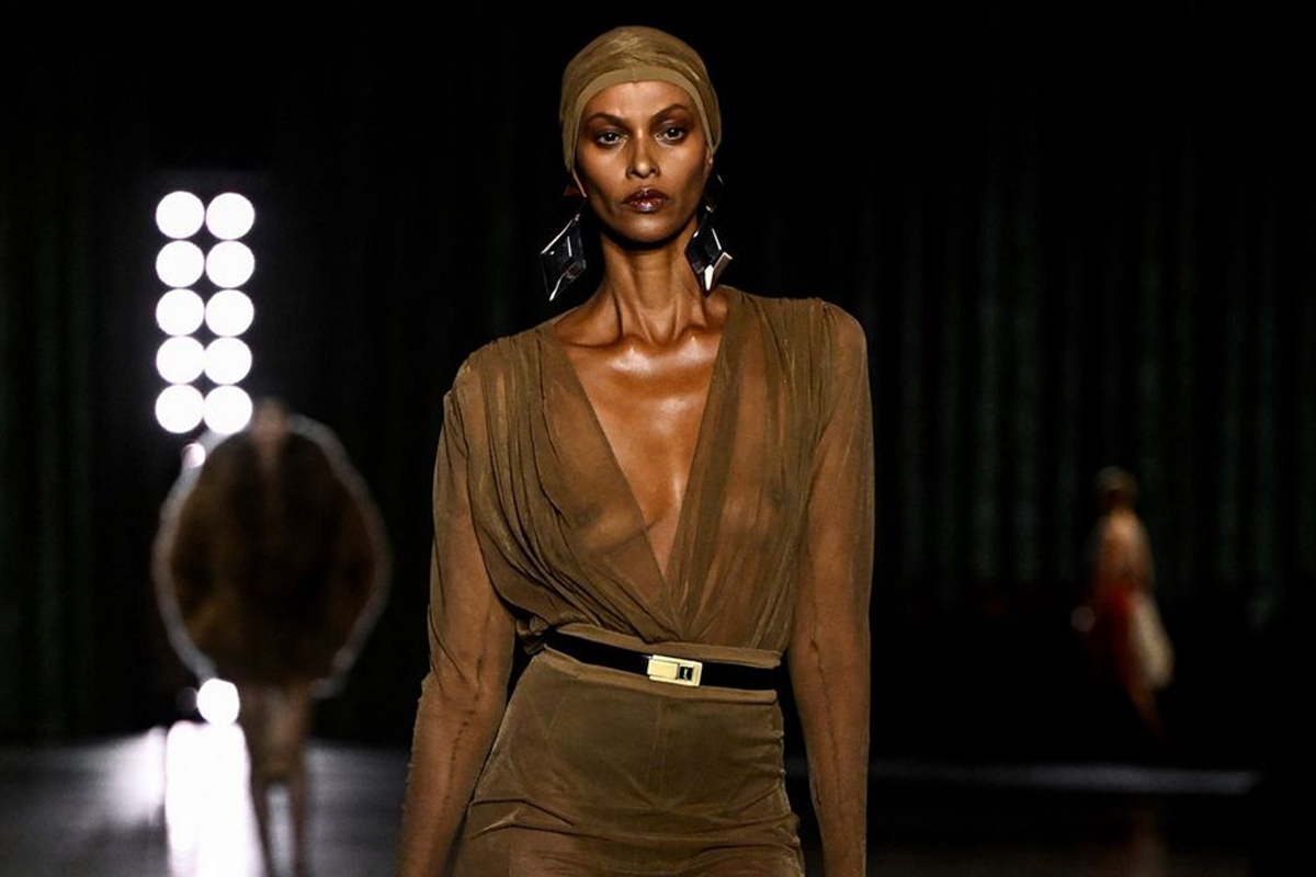 Saint Laurent ri-consacra il nude look nella collezione FW24