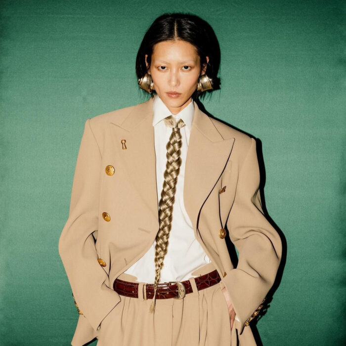 Schiaparelli cravatta treccia capelli FW24 sfilata