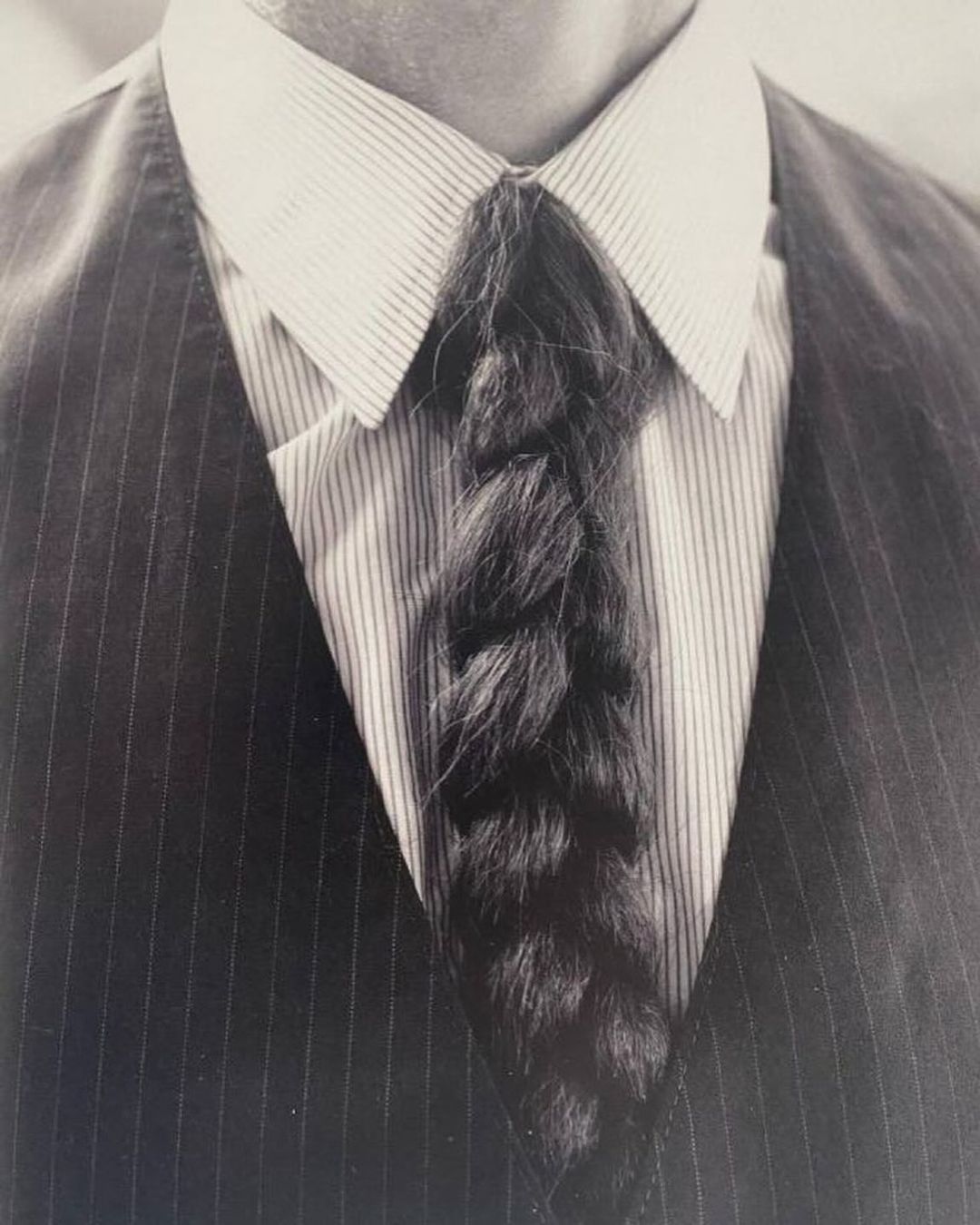 Schiaparelli cravatta treccia capelli FW24 sfilata
