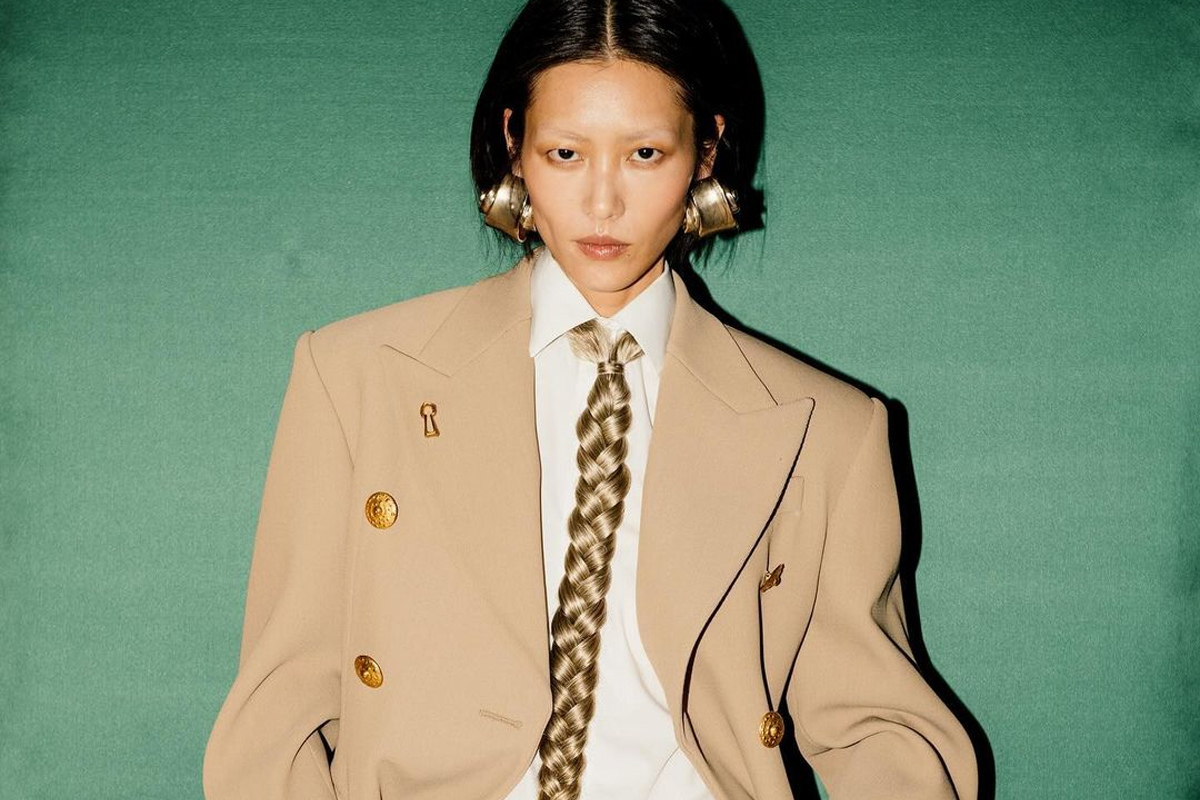 Schiaparelli cravatta treccia capelli FW24 sfilata