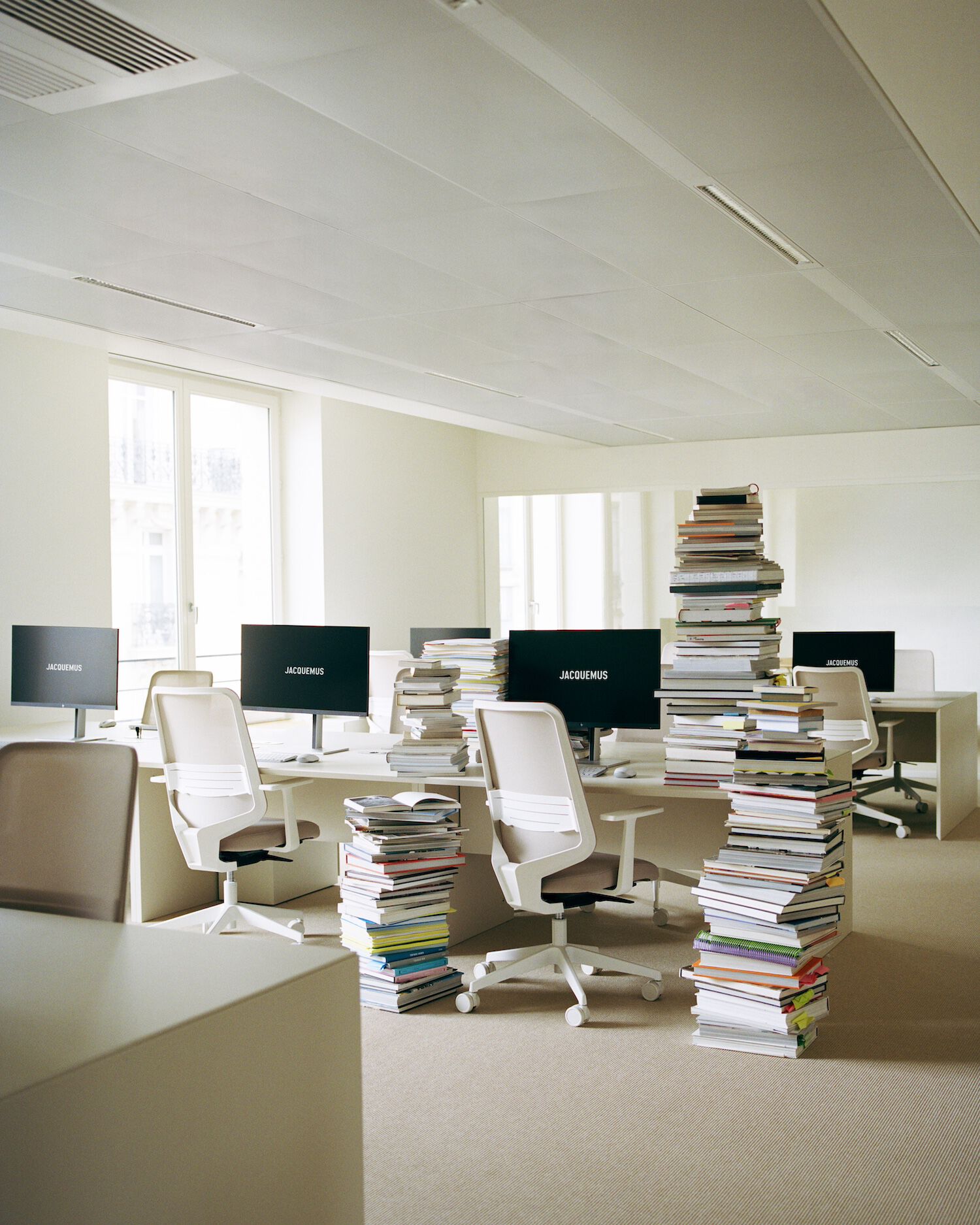 Jacquemus ufficio le bureau Parigi Francia