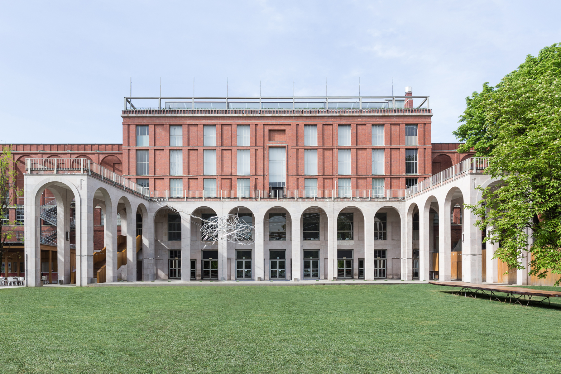 Gucci sfilata SS25 Triennale Milano