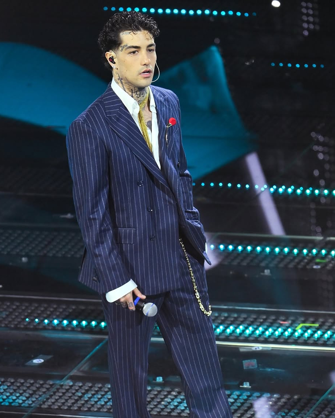 Tony Effe in Tiffany & Co. Tony Effe Tiffany & Co. gioielli Sanremo 2025