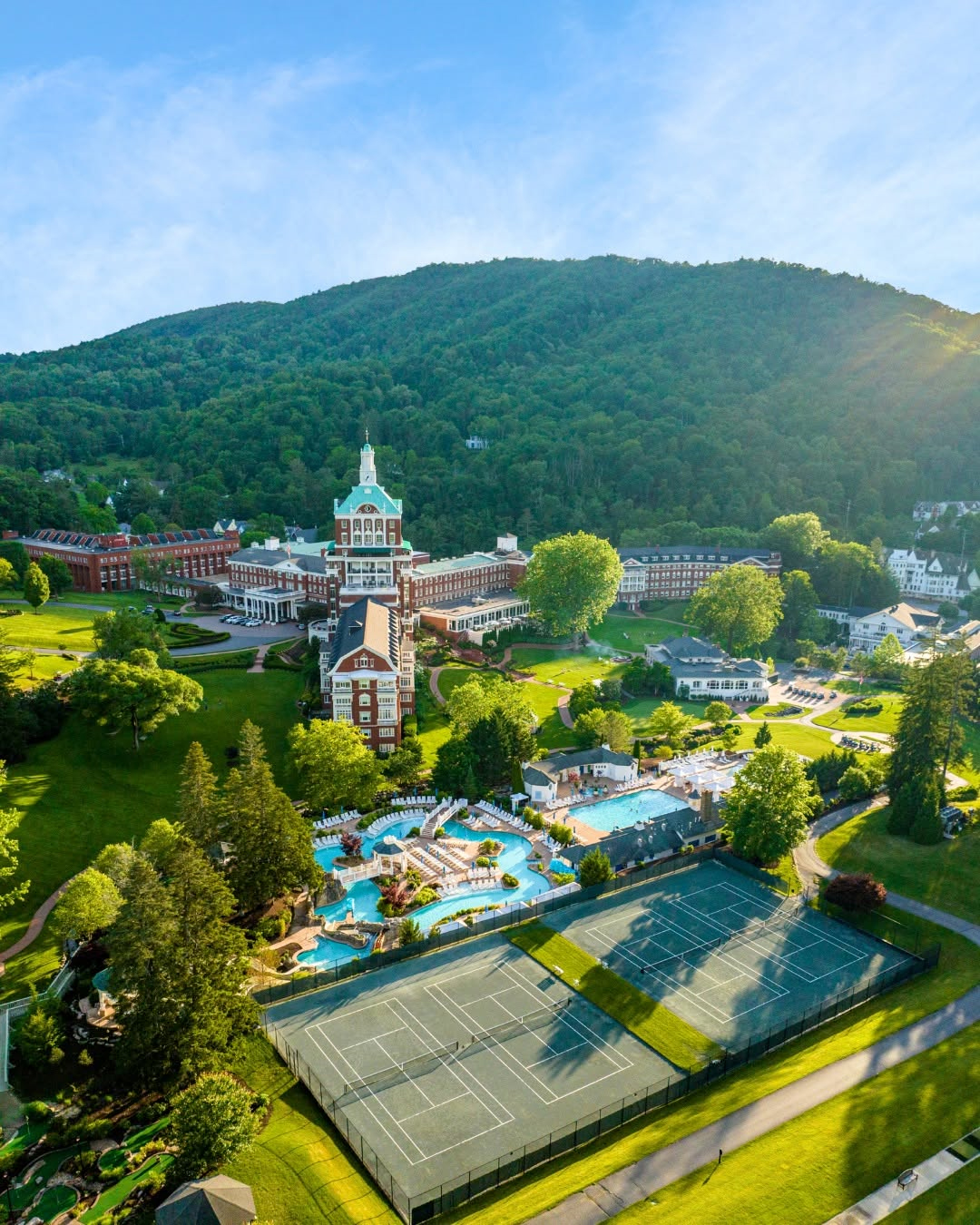 The Omni Homestead Resort virginia campo da tennis court
