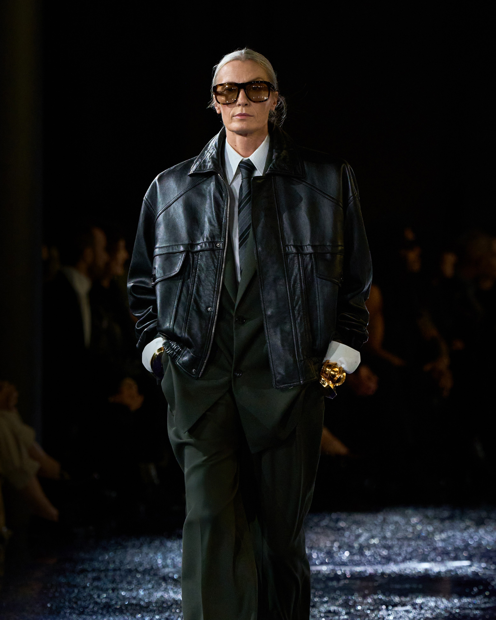 Chantall McCann Modella Over 50 sfilata moda Saint Laurent Spring 2025