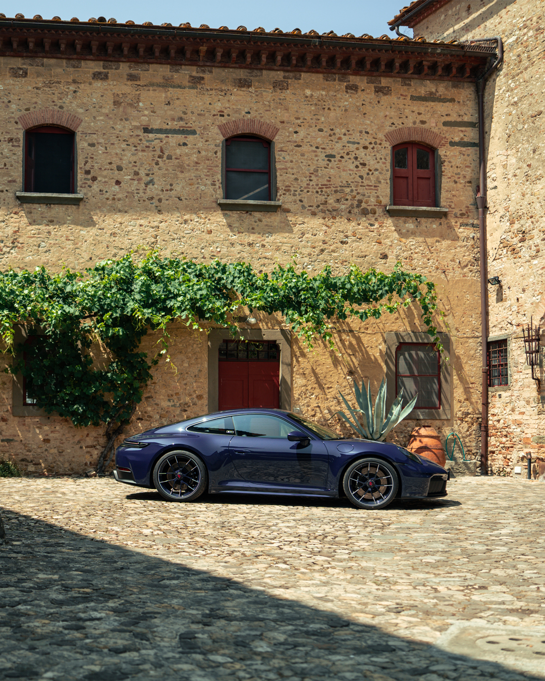 Ferragamo Porsche Italia 40 anni collaborazione 911 Carrera 4 GTS Taycan 4S