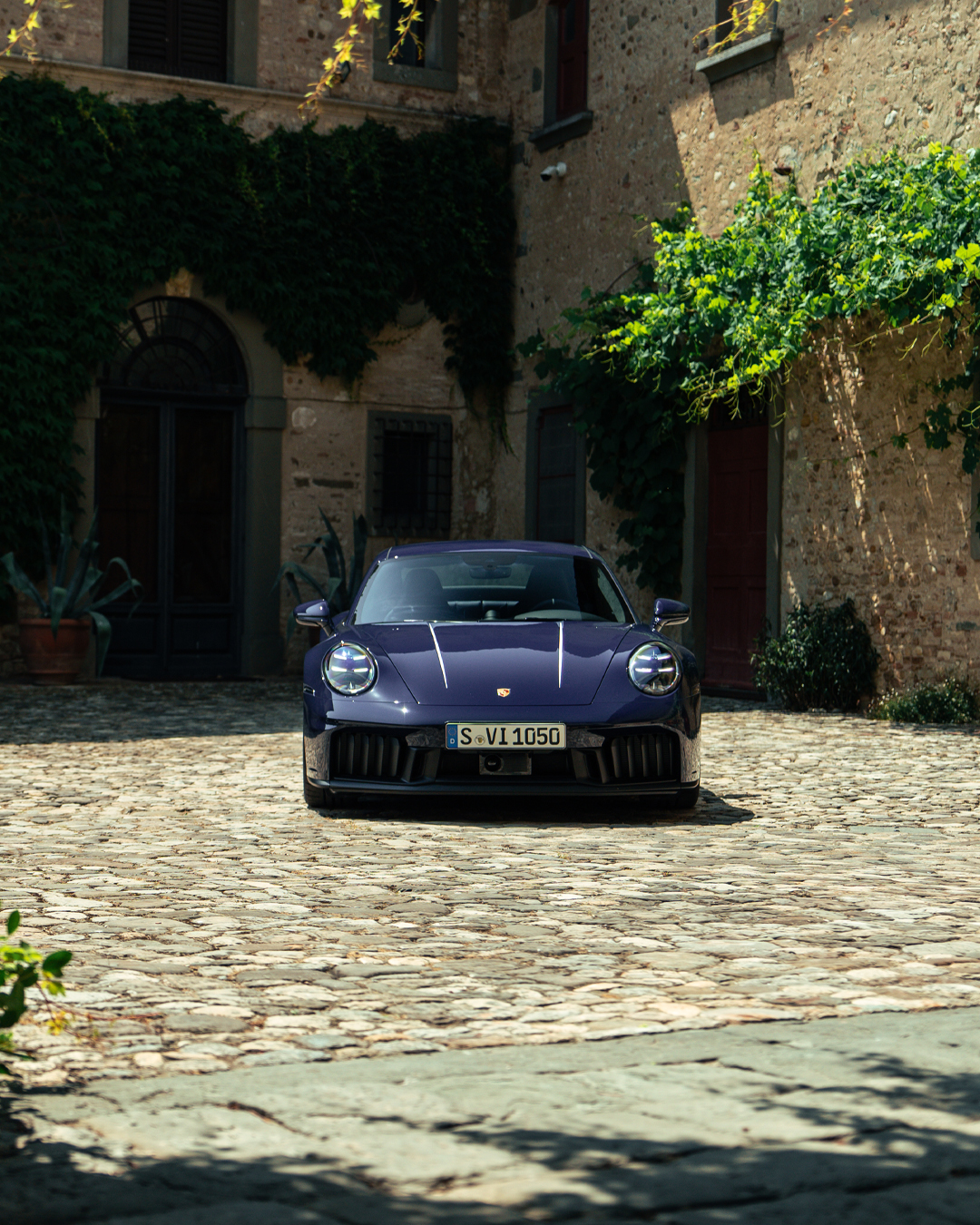 Ferragamo Porsche Italia 40 anni collaborazione 911 Carrera 4 GTS Taycan 4S