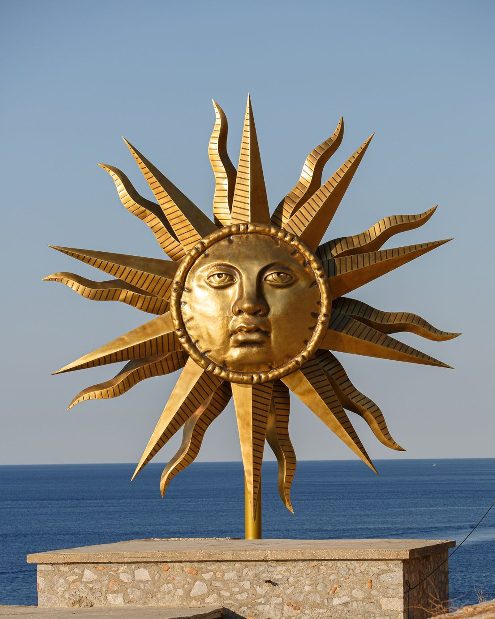 Apollo Wind Spinner Jeff Koons sole isola Hydra Grecia