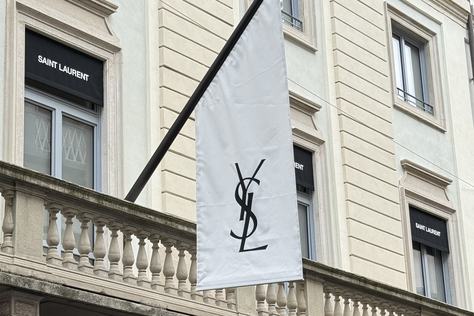 Saint Laurent nuovo store Via Montenapoleone Milano