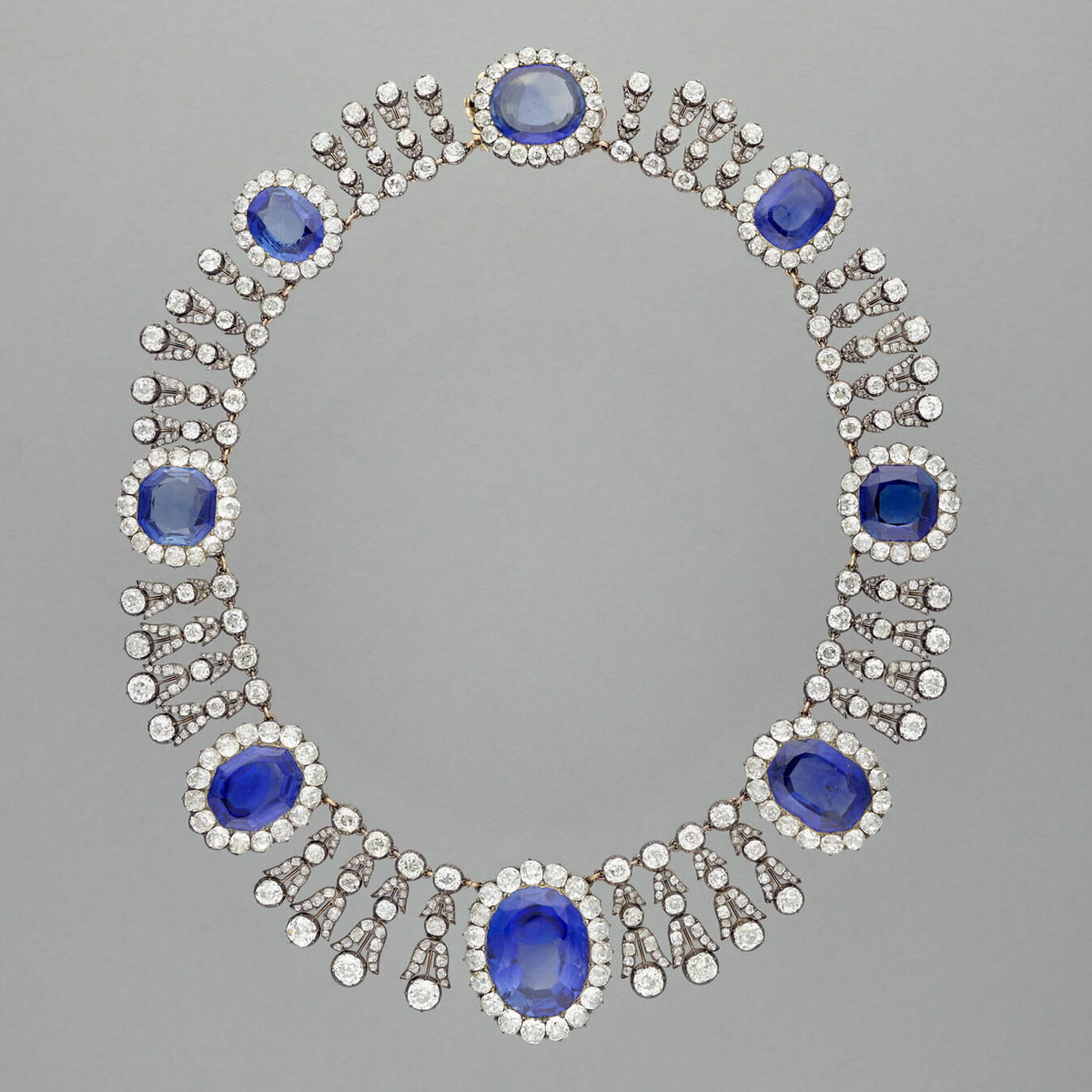 Collana di zaffiri regina Maria Amalia regina Ortensia Louvre furto