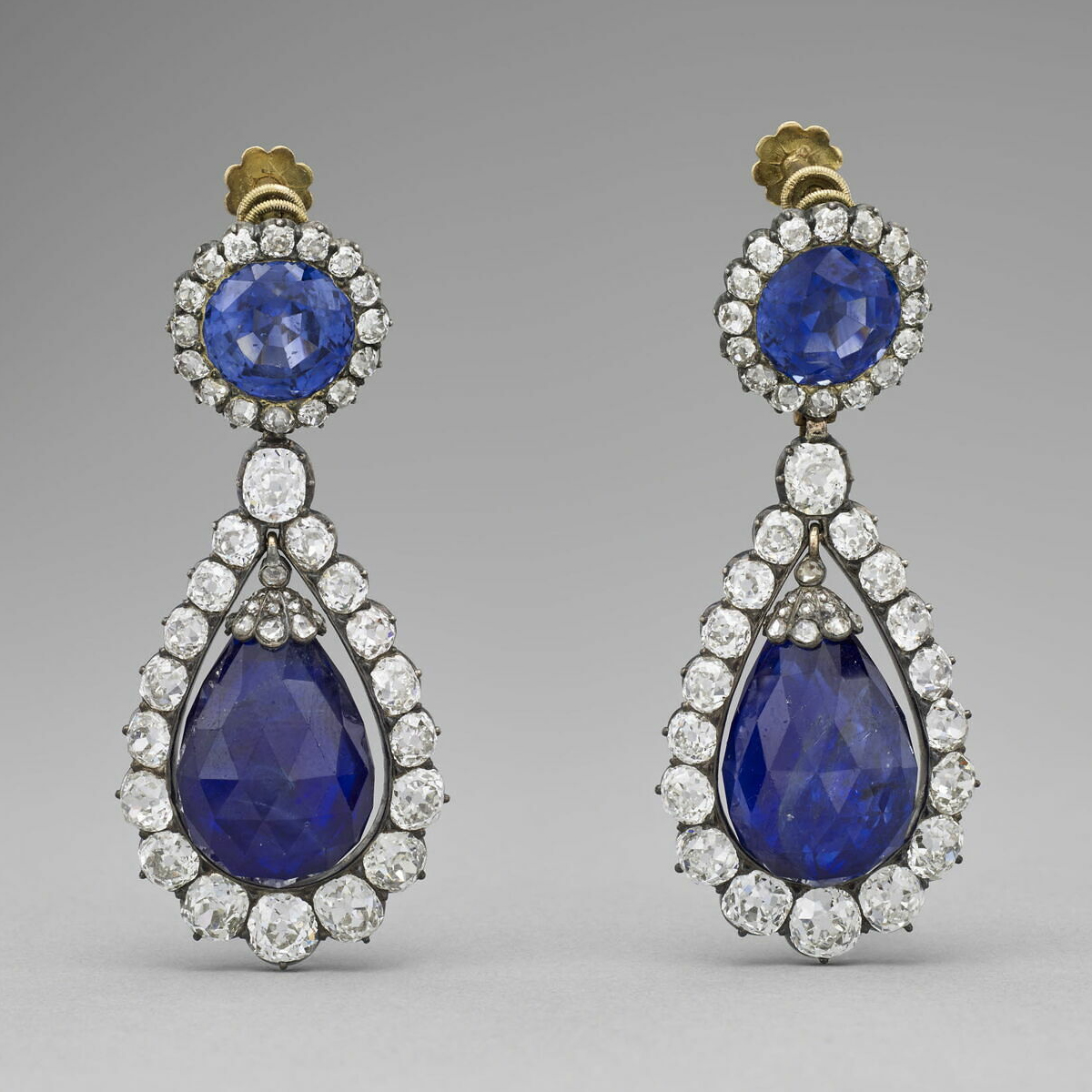 Orecchini di zaffiri regina Maria Amalia regina Ortensia Louvre furto