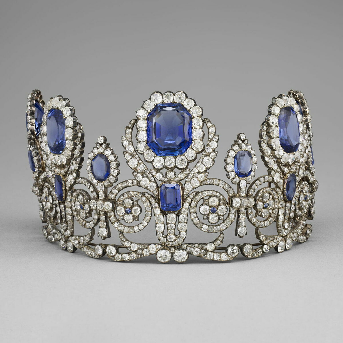 Tiara di Zaffiri della regina Maria Amalia regina Ortensia Louvre furto