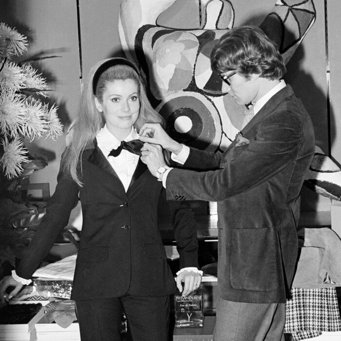 Yves Saint Laurent inventa smoking donna