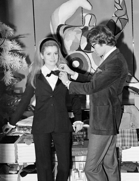 Yves Saint Laurent inventa smoking donna