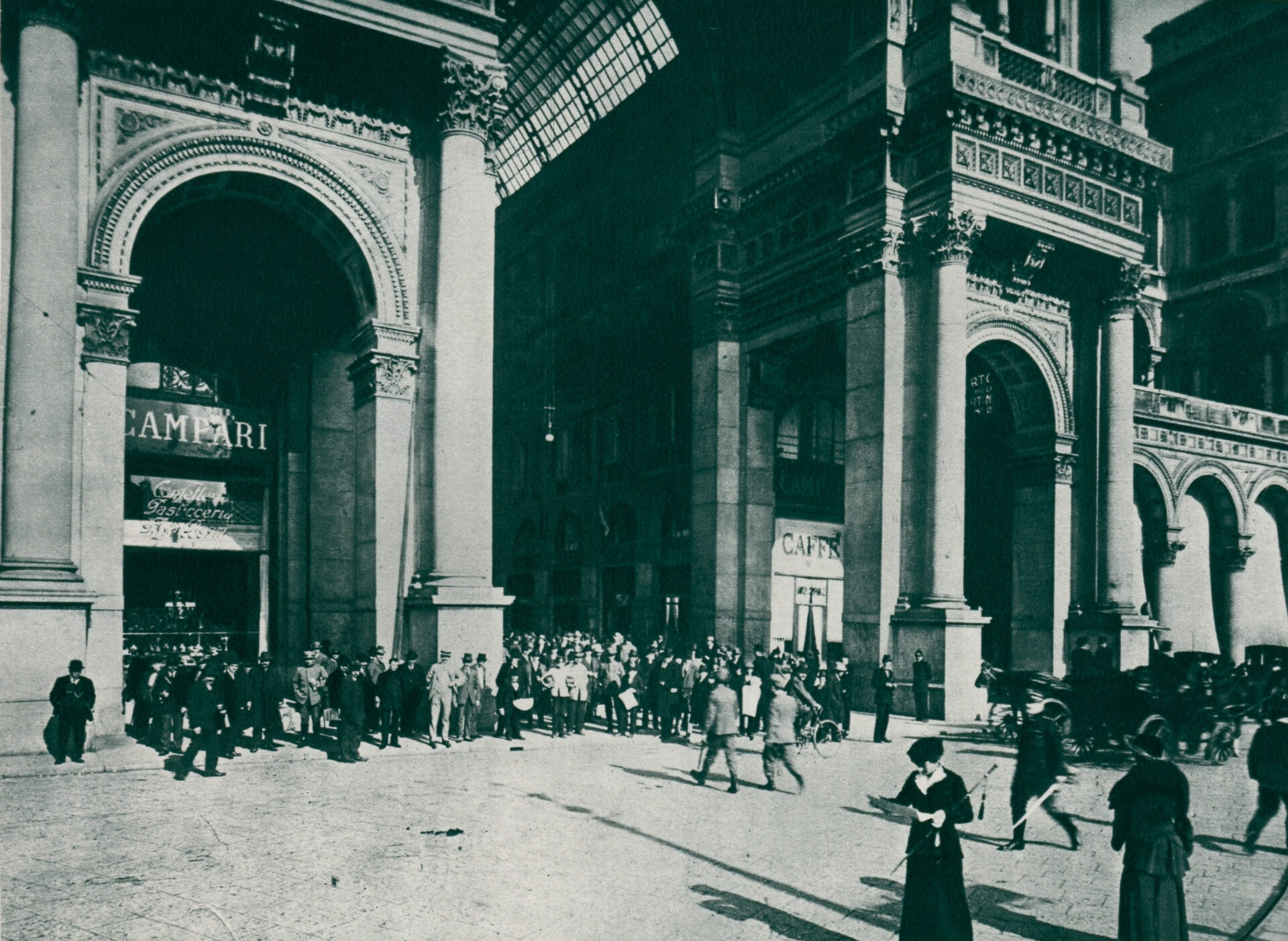 Campari Milano Galleria Vittorio Emanuele II fotografia storica 1915