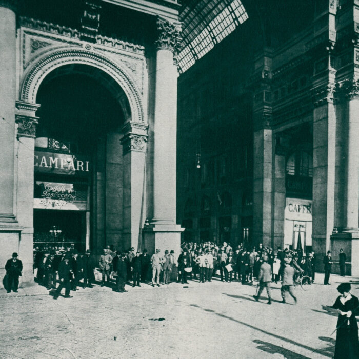 Campari Milano Galleria Vittorio Emanuele II fotografia storica 1915