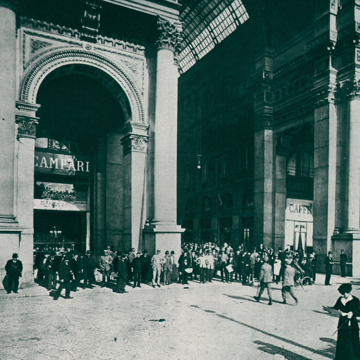 Campari Milano Galleria Vittorio Emanuele II fotografia storica 1915