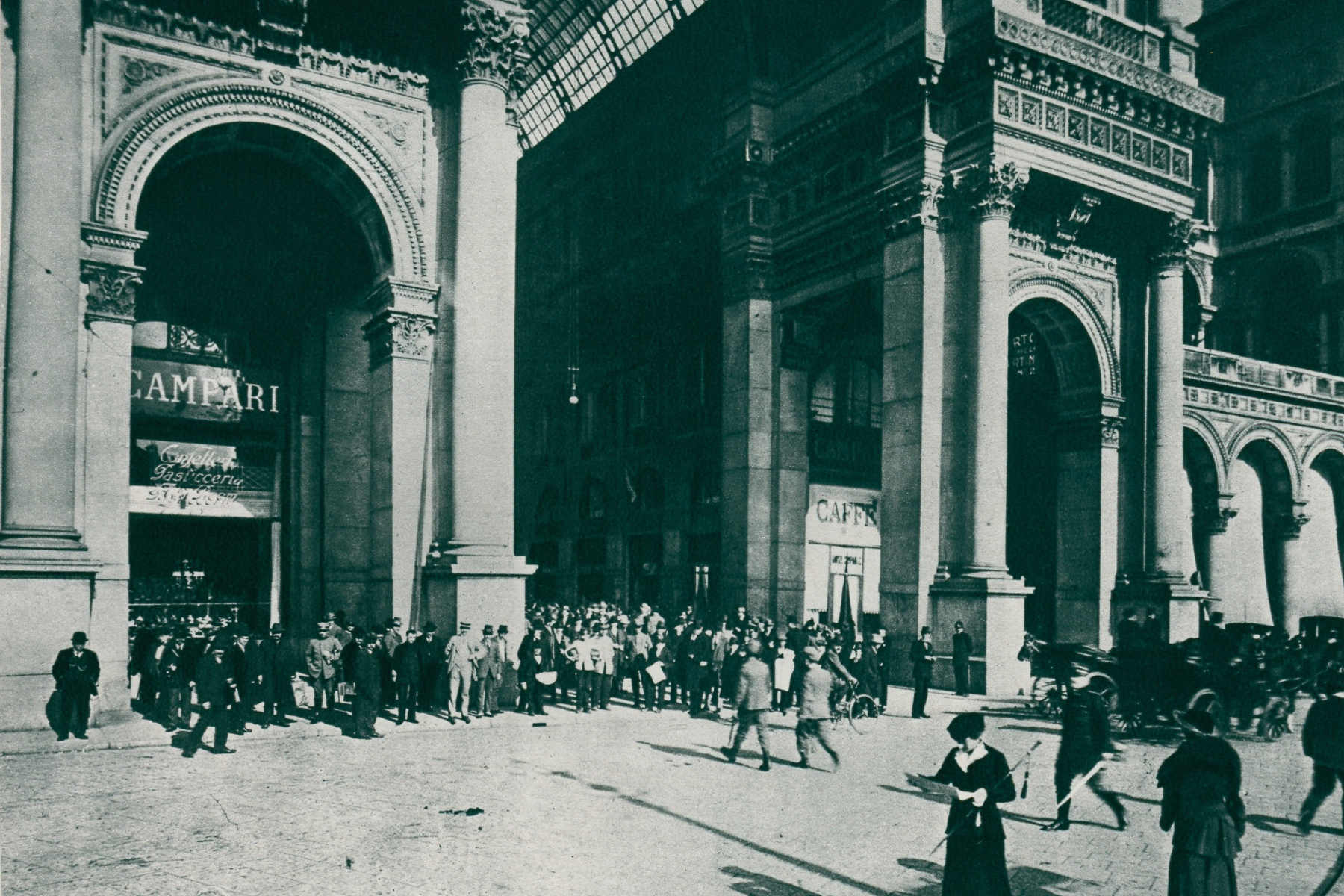 Campari Milano Galleria Vittorio Emanuele II fotografia storica 1915