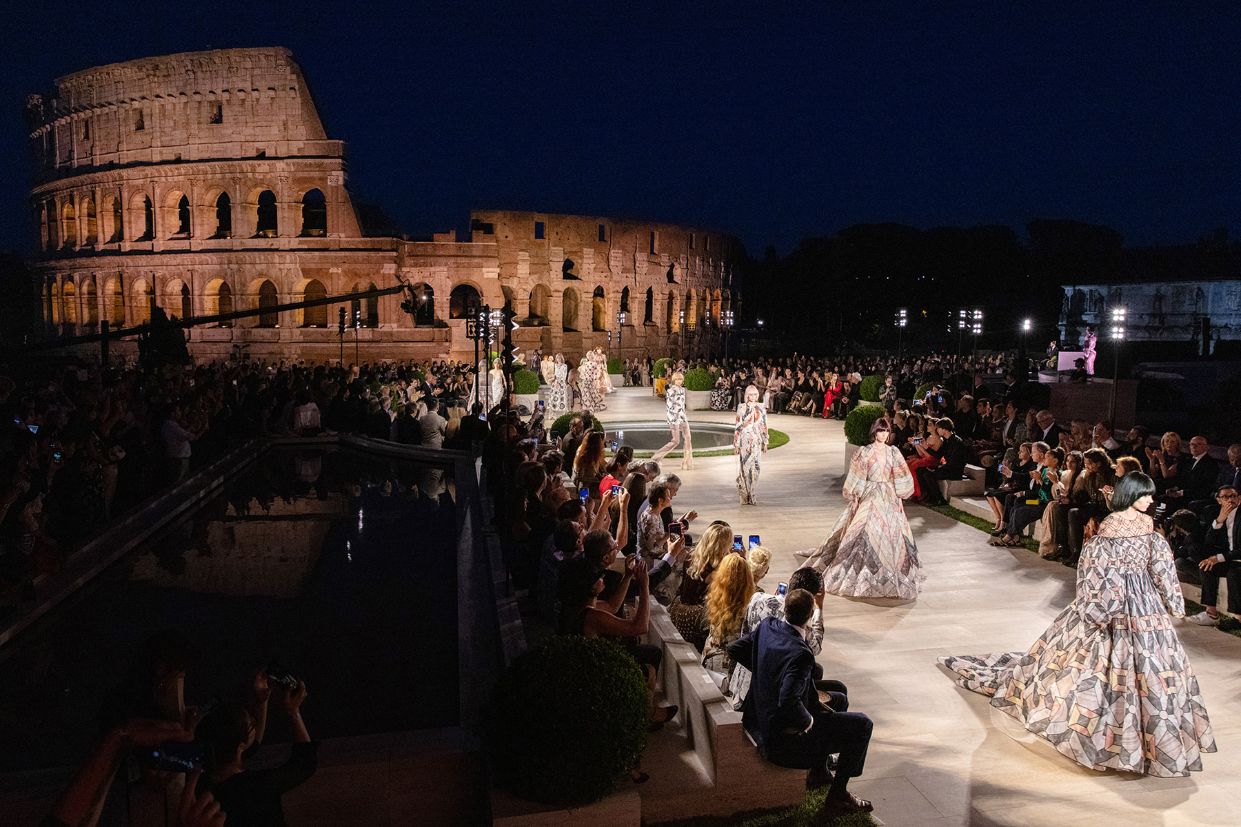 Fendi sfilata moda Colosseo Roma 2019