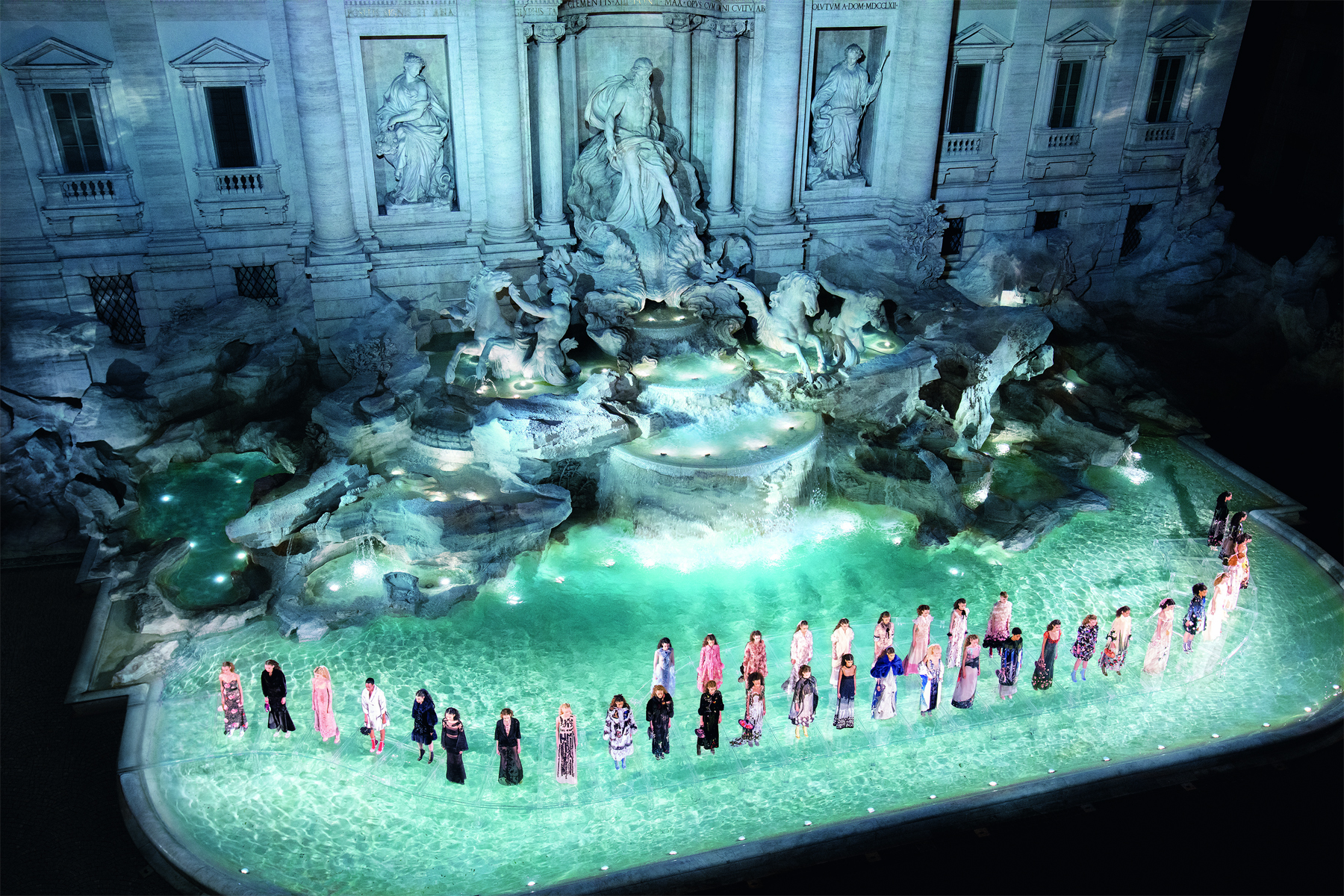 Roma sfilate fashion show moda passerelle Fendi Fontana di Trevi