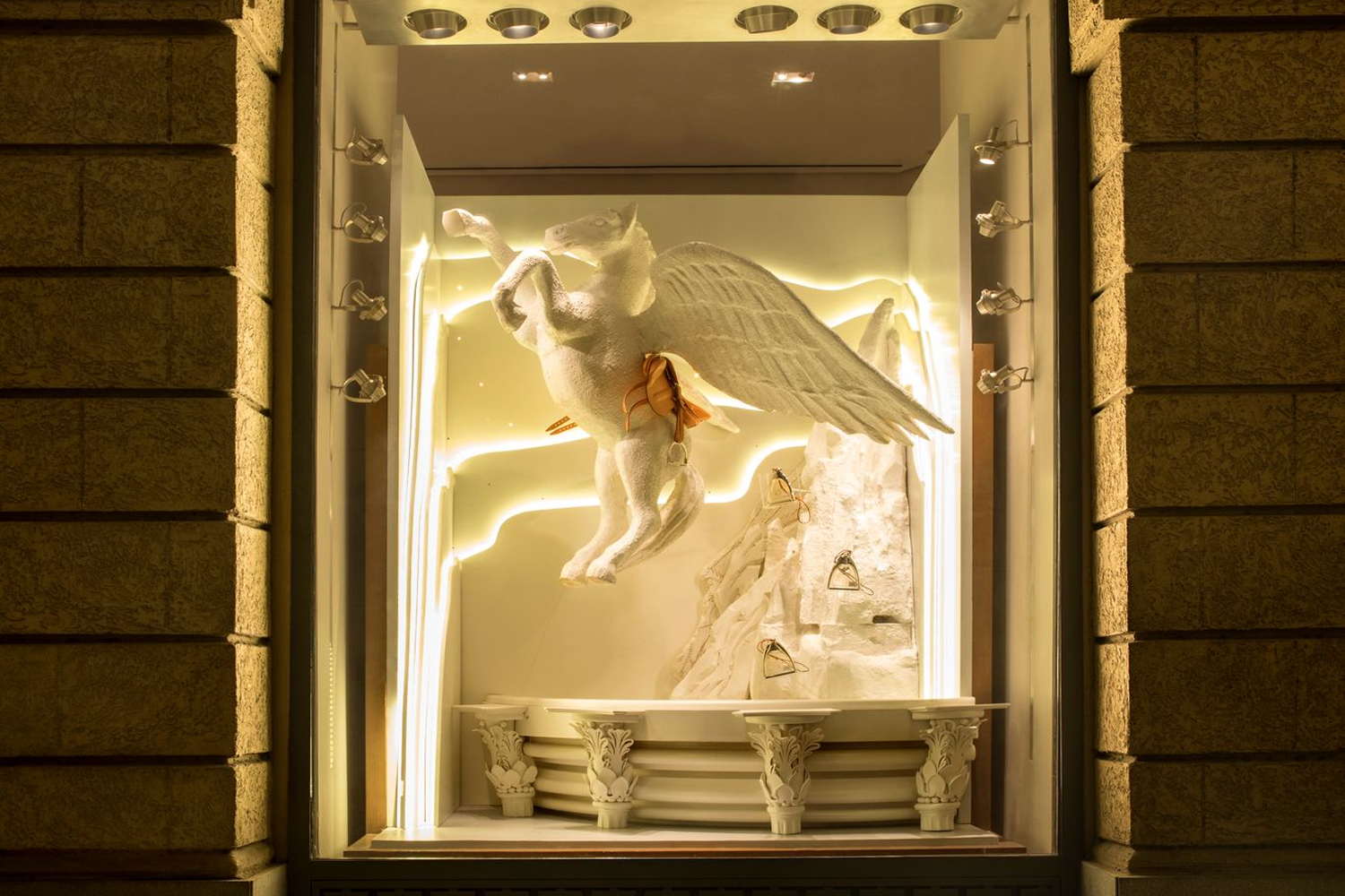 Hermès arte allestimento vetrine store negozio Mumbai Rooshad Shroff