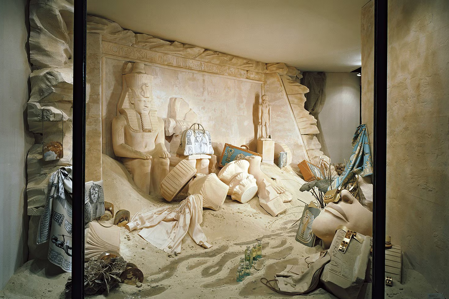 Hermès arte allestimento vetrine store negozio Leila Menchari