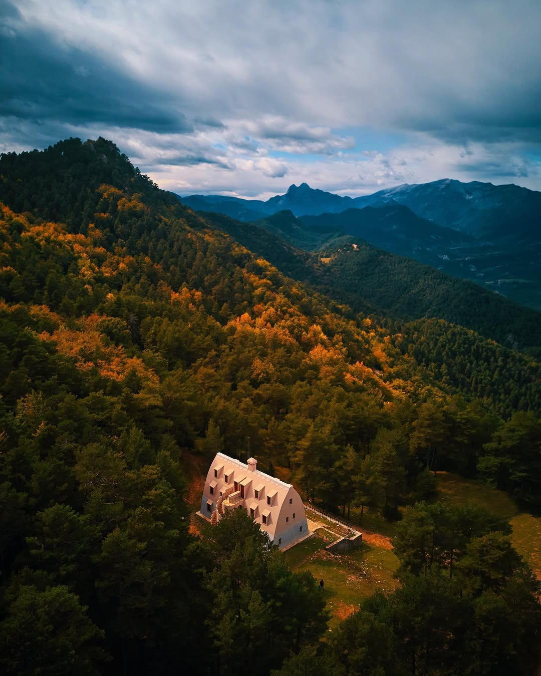 Xalet del Catllaràs Antoni Gaudí casa Pirenei Barcellona Spagna