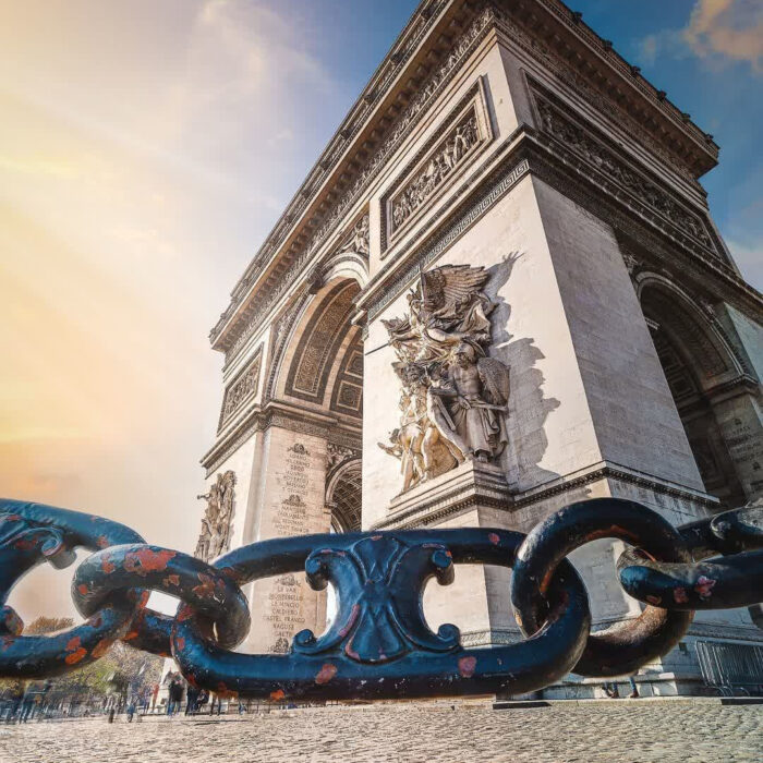 Celine logo catena Arc de Triomphe