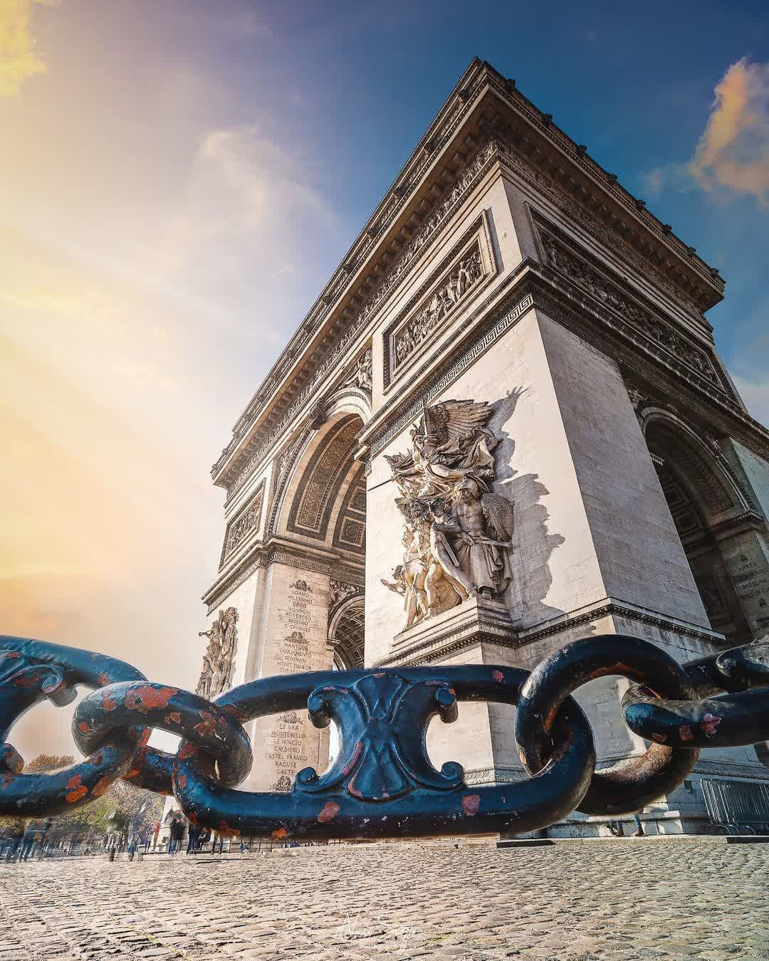 Celine logo catena Arc de Triomphe