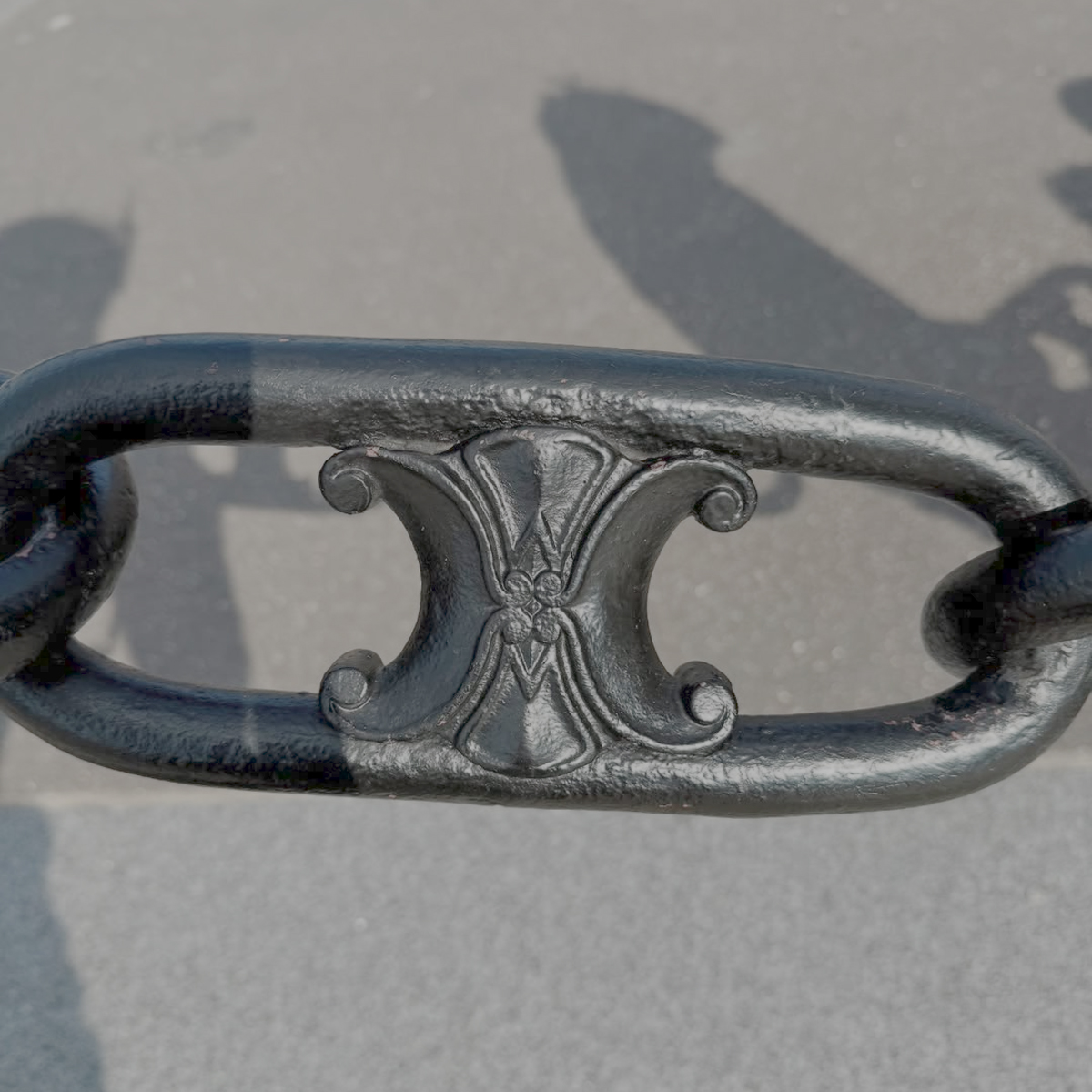 Celine logo catena Arc de Triomphe