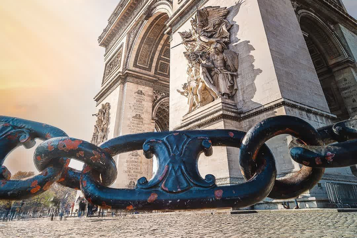 Celine logo catena Arc de Triomphe