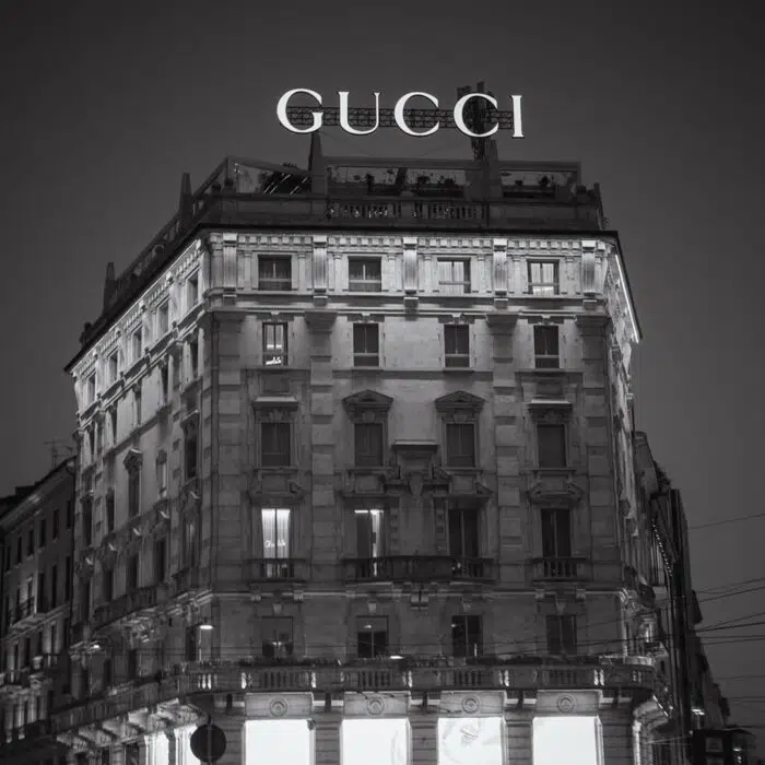 Piazza Duomo Milano insegne neon history Gucci